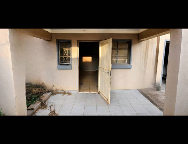 2 BEDROOM HOUSE FOR SALE IN FLORA PARK